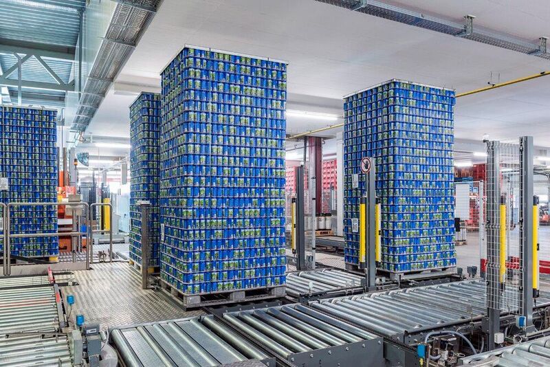 ...Das Westfalia-Lagerkonzept bei Locher beinhaltet Dosen, Einweg- und Mehrwegflaschen, KEG-Fässer, Verpackungsmaterial, Handelsware und Brauerei-Werbeartikel. (Westfalia Logistic Solutions Europe)