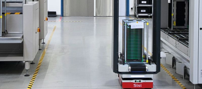 Beim Automatisierungssystemhersteller Sigmatek versorgen die beiden autonome Transportfahrzeuge vom Typ Melkus Rack Stacker BLS4060 – Sisi und Franz – die automatischen Fertigungslinien für Elektronikbaugruppen.(Bild:  Melkus Mechatronic)