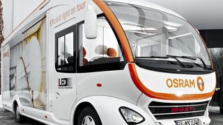 Futuristisches Outfit: der Showtruck von Most Mobile Specials, mit dem Osram in 13 Ländern unterwegs war. (Bild: Olaf Becker)