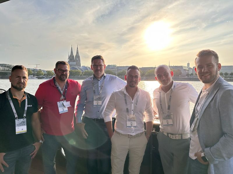 Diese Jungs strahlen um die Wette: (v. l.) Daniel Kramer (AMD), Sebastian Wrona (ASUS), Marcus Böning (expert), Rene Herbst und Dieter Stöckl (api) mit Nikola Raguz (ASUS) (Bild: Vogel IT-Medien GmbH)