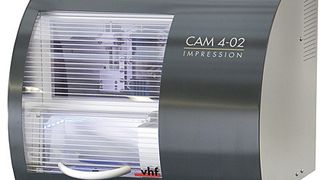 Bild 1: Zum Lieferumfang des Vier-Achs-Bearbeitungssystems CAM 4-02 Impression gehören Schnellfrequenzspindel, automatischer Werkzeugwechsel, CAM-Software sowie zwei Spannvorrichtungen für Universal-Rohlinge. Bild: VHF (Archiv: Vogel Business Media)