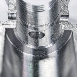 The hole exit on the inside of the workpiece shown in the close-up was created after around 4,000 holes were drilled with the ExBurrDrill. No visible burr can be seen.(Image: Kempf GmbH)