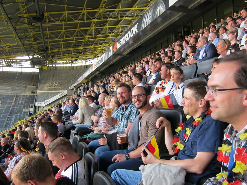 Prost! (l.) Alexander Schmidt und Uli Kurzböck, Sapphire (Bild: IT-BUSINESS)