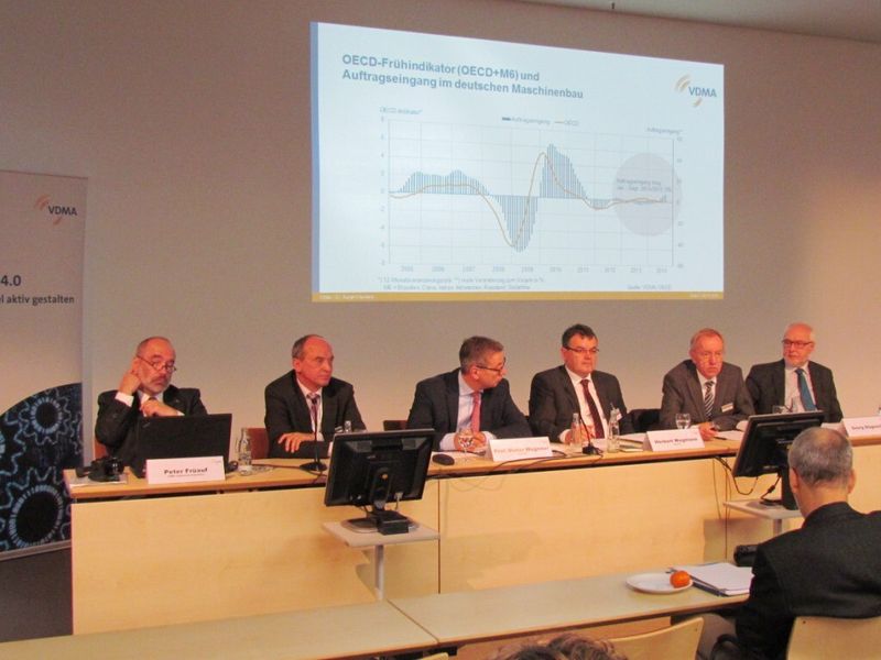 Auf der Pressekonferenz des VDMA anlässlich der SPS IPC Drives 2014 zeigt Dr. Ralph Wiechers (2. v. r.), Leiter der Abteilung Volkswirtschaft und Statistik beim VDMA die Entwicklung im Maschinen- und Anlagenbau. Der gesamte Auftragseingang in der Branche erreicht nur ein schwaches Wachstum von 2 %. (Bild: s. häuslein/konstruktionspraxis)