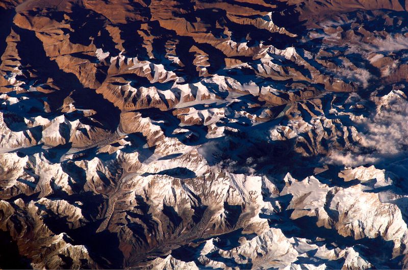 Das Mahalangur Himal mit dem Mount Everest. (Aufnahme vom 26. November 2003) (Bild: NASA.)