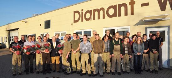 Die Belegschaft präsentiert sich mit den Jubilaren und Horst Lach vor dem Werk Lichtenau.  (Bild: Lach Diamant)