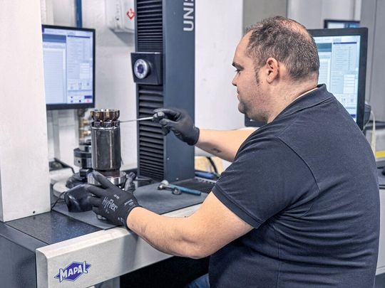 Die «HPR400 Reibahle» für die Fertigbearbeitung der Kurbelwellenlagergasse erreicht gegenüber dem Vorgängerwerkzeug die dreifache Standzeit und muss nicht justiert werden. Bei Werkzeugeinsteller Sergio Aranda (Mapal) macht sich das deutlich bemerkbar.(Bild:  Mapal)