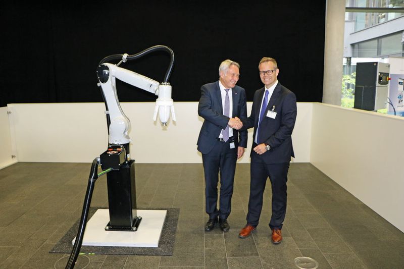 Sichtlich erfreut über die neue Kooperation: Dr. Hans Schumacher (CEO und Vorstandssprecher Dürr) und Stefan Lampa (CEO, Vorsitzender Geschäftsführung der Kuka Roboter GmbH). (Sonnenberg)