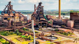 Das Stahlwerk von Arcelor Mittal an der Weser in Bremen. Den Kohlenstoff in der Stahlproduktion durch Wasserstoff zu ersetzen, ist eine der vielen Aufgaben, an denen im Großforschungsprojekt Hybit gearbeitet wird. (Bild: Michel Iffländer GfG/Universität Bremen)