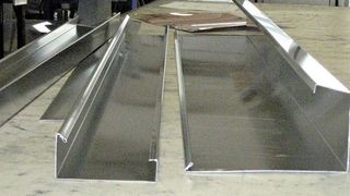 Für die Blechteilefertigung setzt die W. Müller GmbH & Co. KG Bedachungen in Riederich bei Reutlingen seit geraumer Zeit eine moderne Schwenkbiegemaschine des schweizerischen Maschinenbauers Jorns ein. Bild: Fiessler (Archiv: Vogel Business Media)