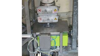 The inductive Rapid Pro-Sense metal separator (green in the picture) holds Fe metals and thus relieves the inductive separation.  (Sesotec)