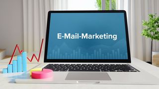 e-mail-marketing-businessstatistik-laptop-im-buro-mit-begriff-auf-dem-monitor-finanzen-wirtschaft-analyse-stockpack-adobe-stock-scaled (Quelle: MQ-Illustrations-Adobe Stock)