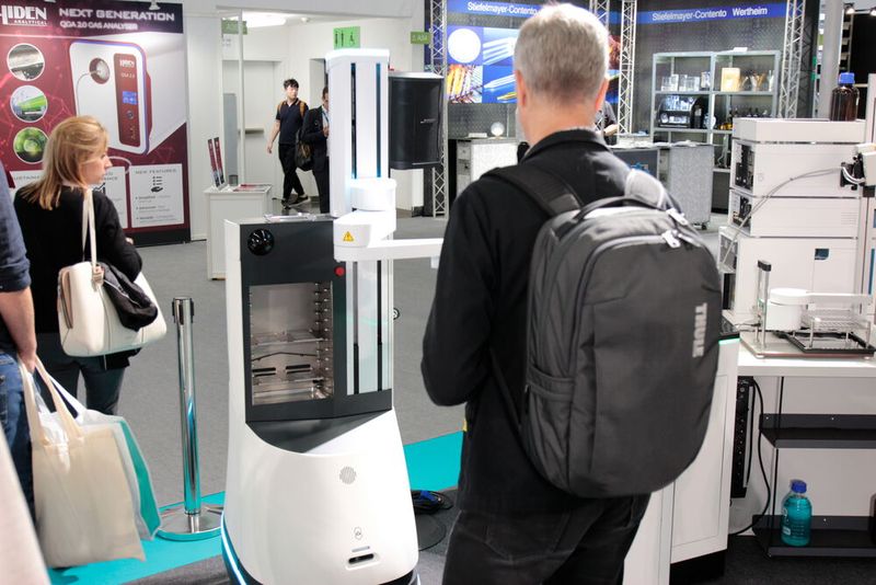 Dort findet sich auch der kollaborative Roboter „Kevin“ von United Robotics, der selbstständig Proben im Labor transportiert. (Bild: VCG – Lüttmann)