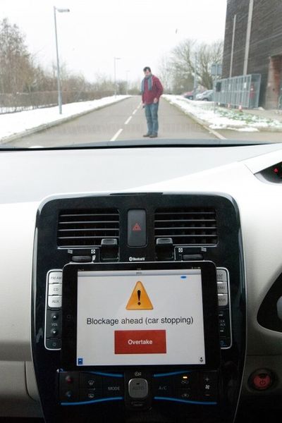Via iPad warnt das Robotcar auch vor Fußgängern auf der Straße (Bild: MRG, Oxford University)
