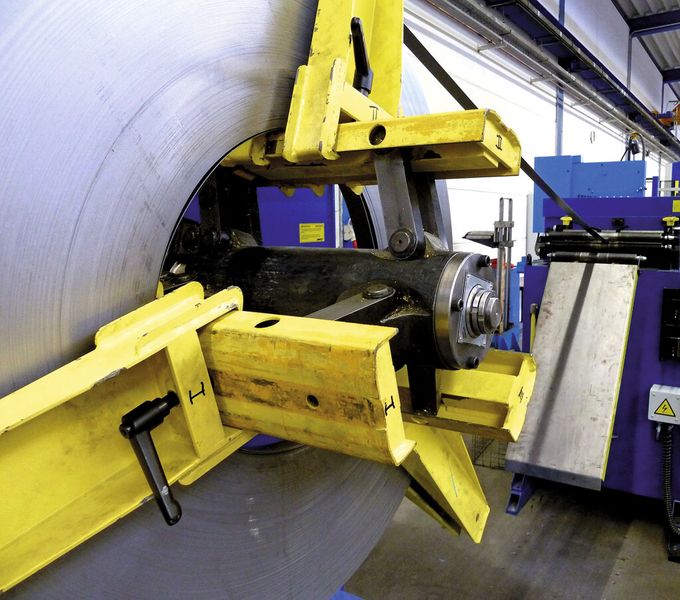 Abwickler für die Bänder, die anschließend über eine Richt- und Schweißmaschine der Stanzanlage Linapunch zugeführt werden. (Bild: Kuhn)