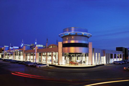 Autohaus aus 1001er Nacht: Die spektakuläre Anlage in Umm Al Nar umfasst baulich getrennte Ausstellungs- und Verkaufsflächen für die drei Premiummarken BMW, Mini und Rolls-Royce sowie für BMW-Motorräder. (BMW)