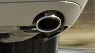 Mit ihrem Know-how haben AU-Betriebe dafür gesorgt, dass viele Fahrzeuge im zweiten Anlauf die Abgasuntersuchung bestanden.  (Foto: Daimler)