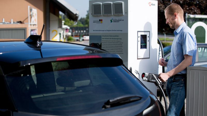 Für die Ladeinfrastruktur in Wohnanlagen braucht es neue Konzepte.(Bild:  BMW)