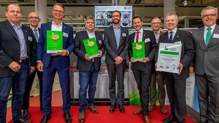 Die Gewinner der Lean & Green Management Awards 2018 (v. l.): Alan Brunhammer, Quadriga Consult; Jörg Cwojdzinski, ASM Assembly Systems (Gastgeber); Wolfgang Thomar, Alfred Kärcher; Thomas Ebenhöch, Continental Regensburg; Daniel Reichert, Growtth Consulting Europe; Gerd Pahlisch, Lohmann & Rauscher; Willi Regh, Growtth Consulting; Jürgen Bonn, Lohmann & Rauscher; Ernst Forstmayr, Growtth Consulting. (ASM Assembly Systems)