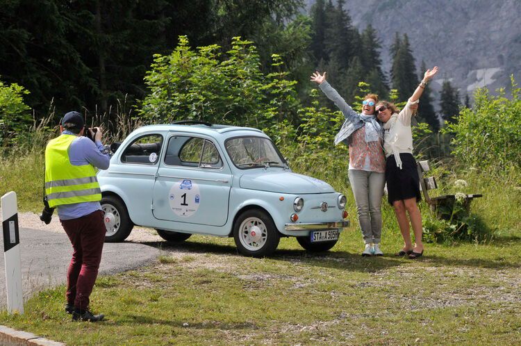 Wie im Film: Angi Schlegel und Carin Achter präsentieren ihren Fiat 500 D (Baujahr 1962) auf der Roßfeld Höhenstraße. (Bild: Zietz/»kfz-betrieb«)