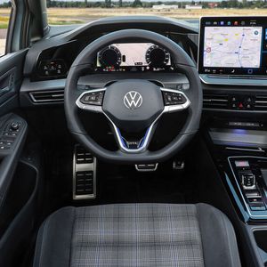 Mit dem umfassend überarbeiteten Bediensystem im Cockpit will VW die bisherige Kritik verstummen lassen.(Bild:  VW)