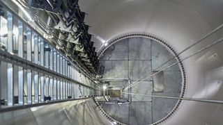 Die LED-basierte Turmbeleuchtung PLD T von Phoenix Contact leuchtet die Arbeitsbereiche und Leitern homogen aus (Phoenix Contact)