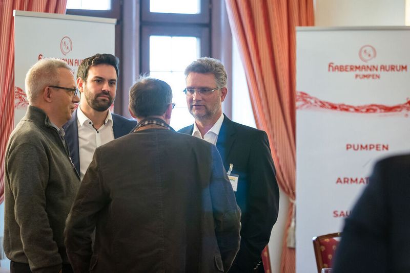 Impressionen der Förderprozessforen 2019: Beim Pumpen- und Schüttgut-Forum diskutieren Experten an zwei Tagen über Probleme bei Förderprozessen. Dabei steht der praxisorientierte Austausch und die gemeinsame Lösungsfindung im Vordergrund des Netzwerktreffens der Pumpen- und Schüttgut-Community. (Stefan Bausewein / PROCESS)