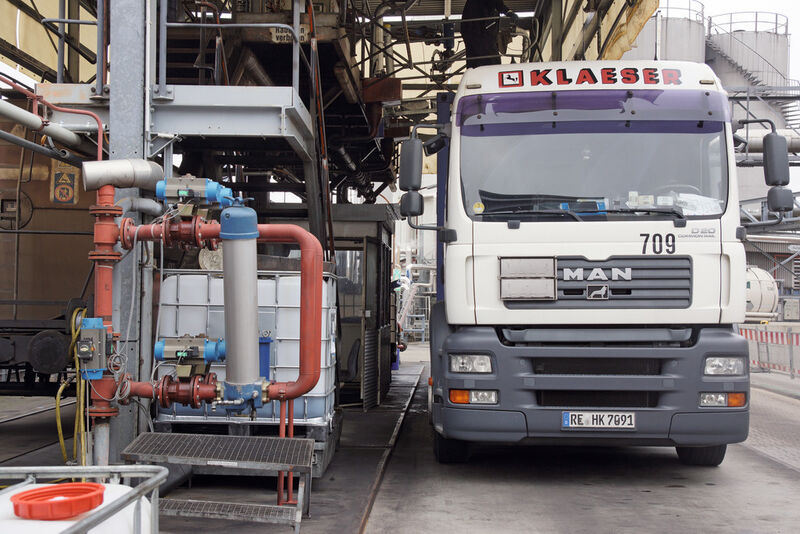 Die Software steuert die Lkw und Tankwagen über das Werksgelände von Fuchs und minimiert die Durchlaufzeit. (Bild: Inform)