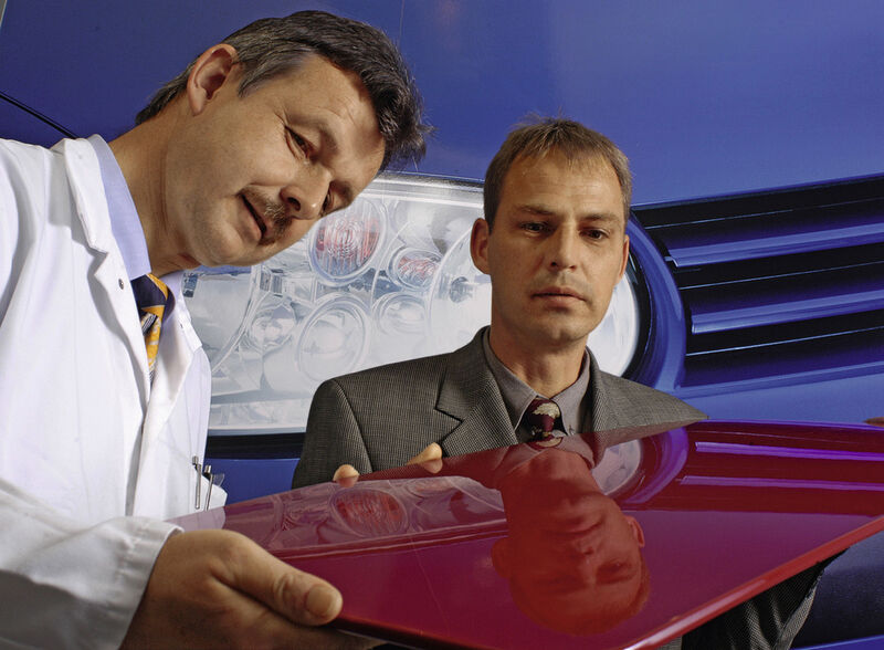 Shining result: Dr. Markus Mechtel (r.) and Thomas Klimmasch evalute a test coating (Picture: Bayer)