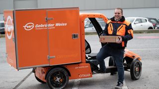 Chance für Umwelt und Langzeitarbeitslose! Gebrüder Weiss transportiert in Vorarlberg jetzt auch mit E-Lastenfahrrad. Ausgeliefert werden Pakete in der Region dabei von Arbeitssuchenden, die bei der Integra organisiert sind. (Bild: Weiss / A. Serra)