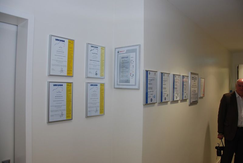 Der „Walk of fame“ im Durchgang zwischen Verkauf und Werkstatt. (Foto: Holz)