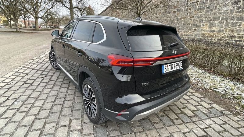 Im Außendesign ist das Fahrzeug als klassisches SUV gezeichnet. (Bild: Grimm – VCG)