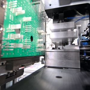 Aufgrund der hohen Komplexität und erforderlichen Präzision erfolgt die Bestückung von Lei-terplatten nach dem THT-Verfahren bisher überwiegend manuell.(Bild:  Eberhard AG)