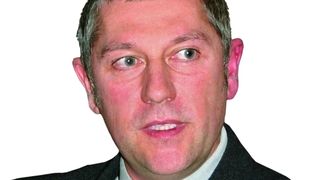 Prof. Dr.-Ing. Ulrich Fischer-Hirchert von der Hochschule Harz in Wernigerode nutzt in seinem Projekt die Standardpolymerfaser:  „Wir könnten bis zu acht Farben über diese Faser schicken und mit 120 Megabit für eine Farbe dann auch 1 Gigabit erreichen. Wir denken mit unserer Technologie allerdings an den Bereich von 10 Gigabit.“  Bild: Fischer-Hirchert (Archiv: Vogel Business Media)