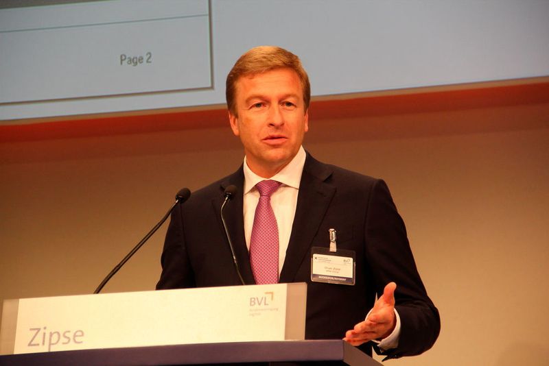Oliver Zipse, Mitglied des Vorstands von BMW: „Insgesamt benötigen wir in der Smart Factory offene Schnittstellen, um eine ungestörte Kommunikation gewährleisten zu können.“ (Hofmann/MM LOGISTIK)