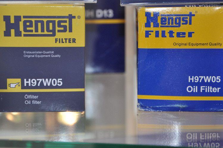 Sehr dreist auch diese Kopie (Originalpackung links), die auf der Automechanika 2010 zu sehen war. (Foto: Rehberg)