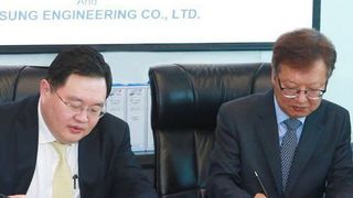 LSP’s General Director T. Sethaudom (Left) and Samsung Engineering’s President & CEO S. Choi signing the contract. (Samsung Engineering )