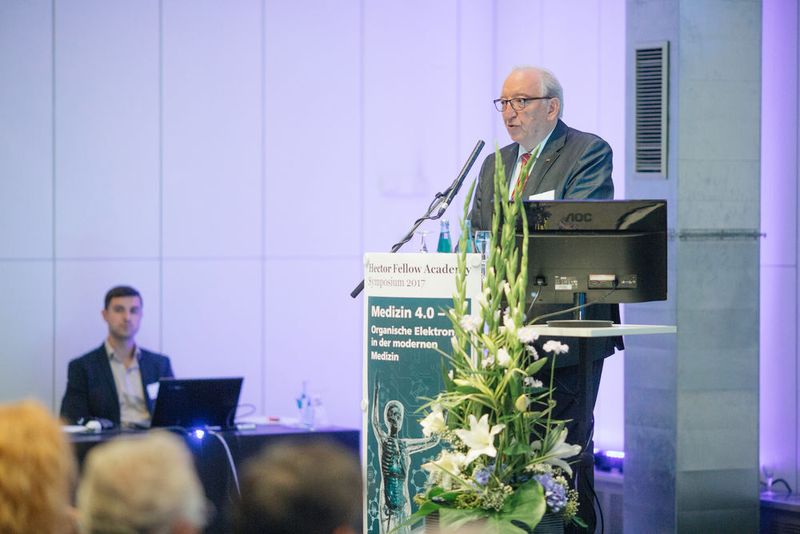 Entwickelt polymerbasierte Bauteile für Retina-Implantate: Prof. Dr. Dr. h.c. mult. Eberhart Zrenner, Seniorprofessor für Augenheilkunde am Werner Reichardt Centrum für Integrative Neurowissenschaften, Eberhard Karls Universität Tübingen. (Oliver Killig / Hector Fellow Academy )