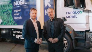 Sachsens Ministerpräsident Michael Kretschmer (l.) und FES-Geschäftsführer Christian Schwamberger vor dem neuen FES-Brennstoffzellen-Lkw. (Bild: FES)