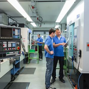 Dieter Stoffel, Geschäftsführer von Günter Stoffel Medizintechnik, erklärt einem Mitarbeiter, was mit dem vor ihnen befindlilchen Brother-Bearbeitungszentrum als nächstes gefertigt werden soll. Die Maschinen von Brother werden von W&R vertrieben und zeichnen sich unter anderem durch ihre rasante Werkzeugwechselfunktion aus.