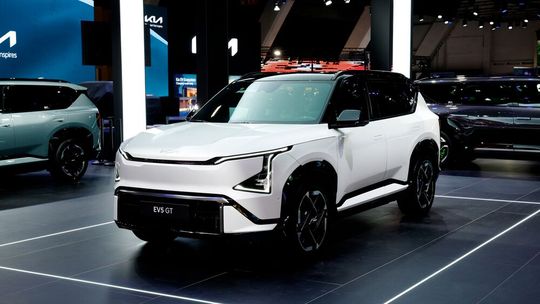 Auf der Motor Show in Brüssel hat Kia einen Ausblick auf die GT-Variante des EV5 gegeben.(Bild:  Kia)