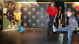 Finanz-Vorstand Michael Lohscheller beim Torwandschießen. (Foto: Opel)