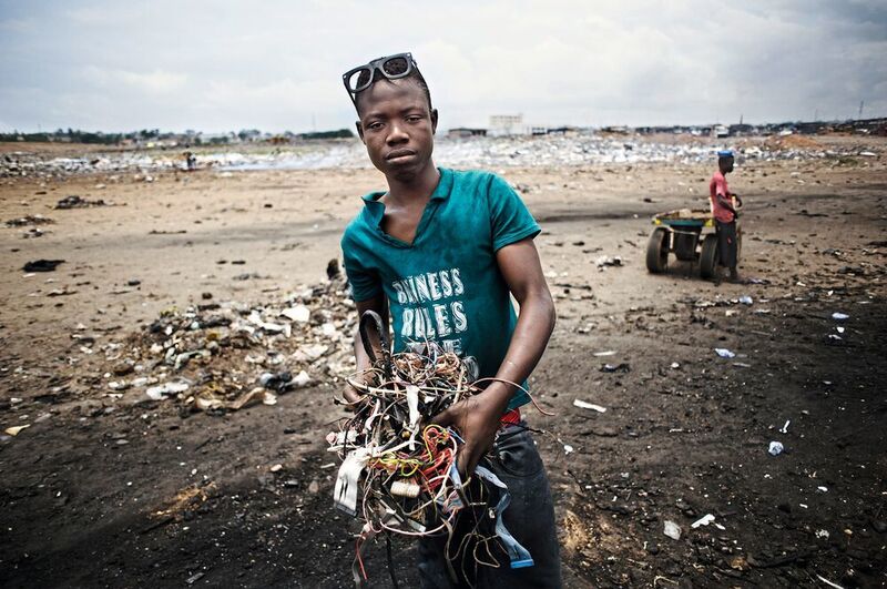 Bild 2: Junger Afrikaner mit Kupferkabeln auf der Elektromülldeponie von Accra, Hauptstadt von Ghana. Der Schrott- und gleichzeitig Handelsplatz wird ‚Sodom und Gomorrha‘ genannt und liegt im Stadtteil Agbogbloshie. (Kai Loeffelbein/laif)