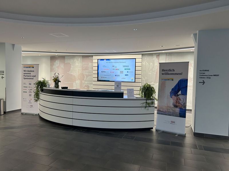  Die Ruhe vor dem Sturm. Gleich kommen Sie, die Teilnehmer des 20igsten Pumpenforums. Networking, Diskussionen, 18 Aussteller und zwei Tage geballtes Pumpenwissen erwarten die 130 Teilnehmer der Förderprozessforen, das unschlagbare  Duo aus  Pumpen- und Wasserstoff- Forum.  (Bild: Bausenwein)