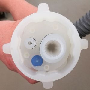 In der Kupplung des Ecomix Revolution befindet sich ein RFID-Schreib-Lesekopf des Typs RLS-1183-020, Ø 18mm. Er liest den am Fass angebrachten Transponder aus und hilft Fehler bei der Kupplung zu vermeiden.(Bild:  Intermedt)