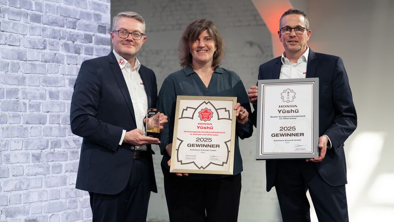 Holger M. Obst (li.), Head of Automobile Honda Germany, und Frank Engels (re.), CSO Field & Planning Manager bei Honda Deutschland, überreichten Carmen Eckhardt die Auszeichnung.(Bild:  Honda)