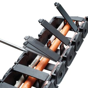 Die Quicktrax-Serie zeichnet sich durch flexible Bu¨gel mit Filmscharnier aus, die eine schnelle Öffnung und Leitungsbelegung bei voller Ausnutzung des Innenraums ermöglichen.