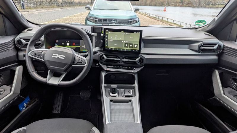 Das zentrale Touchdisplay des Bigster ist deutlich größer als das des Frontera, die Bedienung beispielsweise des Navigationsgeräts fällt so leichter. Das Funktionsangebot ist bei beiden aber eingeschränkt, und viele Funktionen lassen sich zudem mit Schaltern und Tasten bedienen. (Bild: Rosenow – VCG)