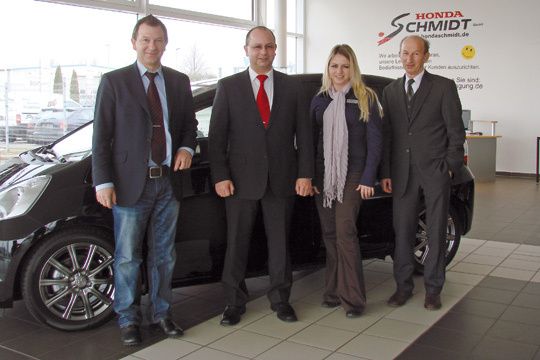Drei Generationen leiten die Geschäfte bei Honda Schmidt: (von li.) die Brüder Guido und Olaf Schmidt, Olafs Tochter Yvonne und Firmengründer Adolf Schmidt. (Archiv: Vogel Business Media)