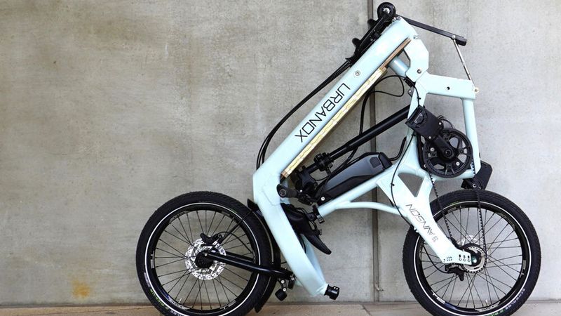 Im gefalteten Zustand kann das Modell auf beiden Rädern stehend geparkt werden. (Bild: Avnson)